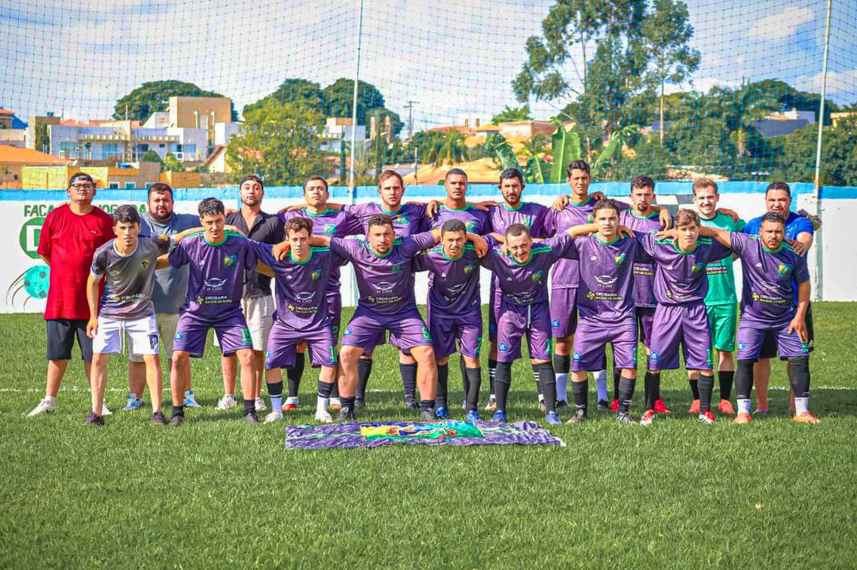 Time de futebol vestindo o manto personalizado EhGol Sports