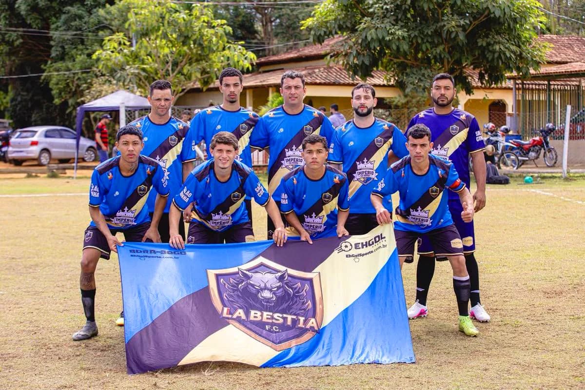 Celebração do time com uniforme exclusivo EhGol Sports